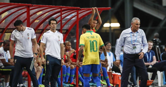 Neymar z powodu kontuzji ścięgna podkolanowego nie będzie zdolny do gry przez cztery tygodnie - poinformował klub Paris Saint-Germain. Brazylijski piłkarz doznał urazu w niedzielnym meczu drużyny narodowej z Nigerią (1:1).