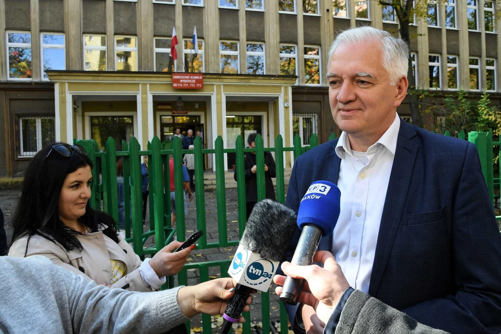 Wicepremier, minister nauki i szkolnictwa wyższego Jarosław Gowin rozmawia z dziennikarzami przed lokalem wyborczym w Krakowie