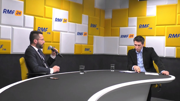 "Ze wszystkich naszych analiz wynika, że mamy samodzielną większość sejmową" - ogłosił w Popołudniowej rozmowie w RMF FM wicerzecznik PiS Radosław Fogiel. "Lider Platformy Obywatelskiej - z tego, co wiem - nie dzwonił jeszcze z gratulacjami" - ujawnił, a dopytywany przez Marcina Zaborskiego, czy którykolwiek z liderów opozycji zadzwonił do Jarosława Kaczyńskiego bądź Mateusza Morawieckiego z gratulacjami, odparł: "Nic mi na ten temat nie wiadomo". Odnosząc się natomiast do utraty przez PiS kontroli nad Senatem, Fogiel stwierdził: "Jeżeli ktoś w wyniku jakiegoś zbiegu okoliczności, układu gwiazd został senatorem z list opozycji, ale uzna, że jednak warto pracować dla Polski z biało-czerwoną drużyną Prawa i Sprawiedliwości, to kijem gonić nie będziemy".

Fogiel: Kurski był na Nowogrodzkiej w sytuacji prywatnej

„Jacek Kurski był na Nowogrodzkiej w sytuacji prywatnej” – tak w internetowej części Popołudniowej rozmowy w RMF FM wicerzecznik PiS i dyrektor biura poselskiego Jarosława Kaczyńskiego, Radosław Fogiel skomentował  zdjęcie, które europosłanka PiS, Beata Mazurek zamieściła na Twitterze. Na fotografii, wykonanej podczas wieczoru wyborczego PiS widać prezesa TVP Jacka Kurskiego, pozującego do zdjęcia z Jarosławem Kaczyńskim i ważnymi politykami partii. „Nikt nie ma zakazu bywania na wieczorach wyborczych” – powiedział Fogiel.

Fogiel zapowiedział też, że PiS jest skłonne wprowadzić, obiecywany jeszcze w mijającej kadencji Sejmu, „pakt demokratyczny”. Warunkiem jest akceptacja przez opozycję wyniku wyborów i „nienegowanie go w sposób niezgodny z tradycją parlamentaryzmu”- dodał Fogiel.

Zastępca rzecznika Prawa i Sprawidliwości odpowiedział też na pytanie o wybory prezydenckie. Zapewnił, że naturalnym kandydatem PiS na ten urząd jest Andrzej Duda.