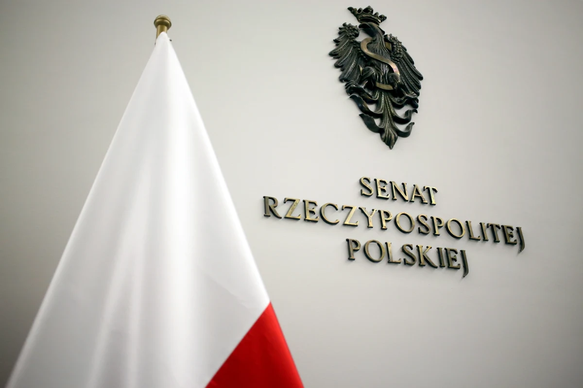 W poniedziałek wieczorem Państwowa Komisja Wyborcza podała oficjalne wyniki wyborów do Senatu. Prawo i Sprawiedliwość zdobyło w nich 48 mandatów, Koalicja Obywatelska - 43, Polskie Stronnictwo Ludowe 3, a Sojusz Lewicy Demokratycznej - 2. Jest też czwórka senatorów, którzy zdobyli mandaty startując z własnych komitetów. 