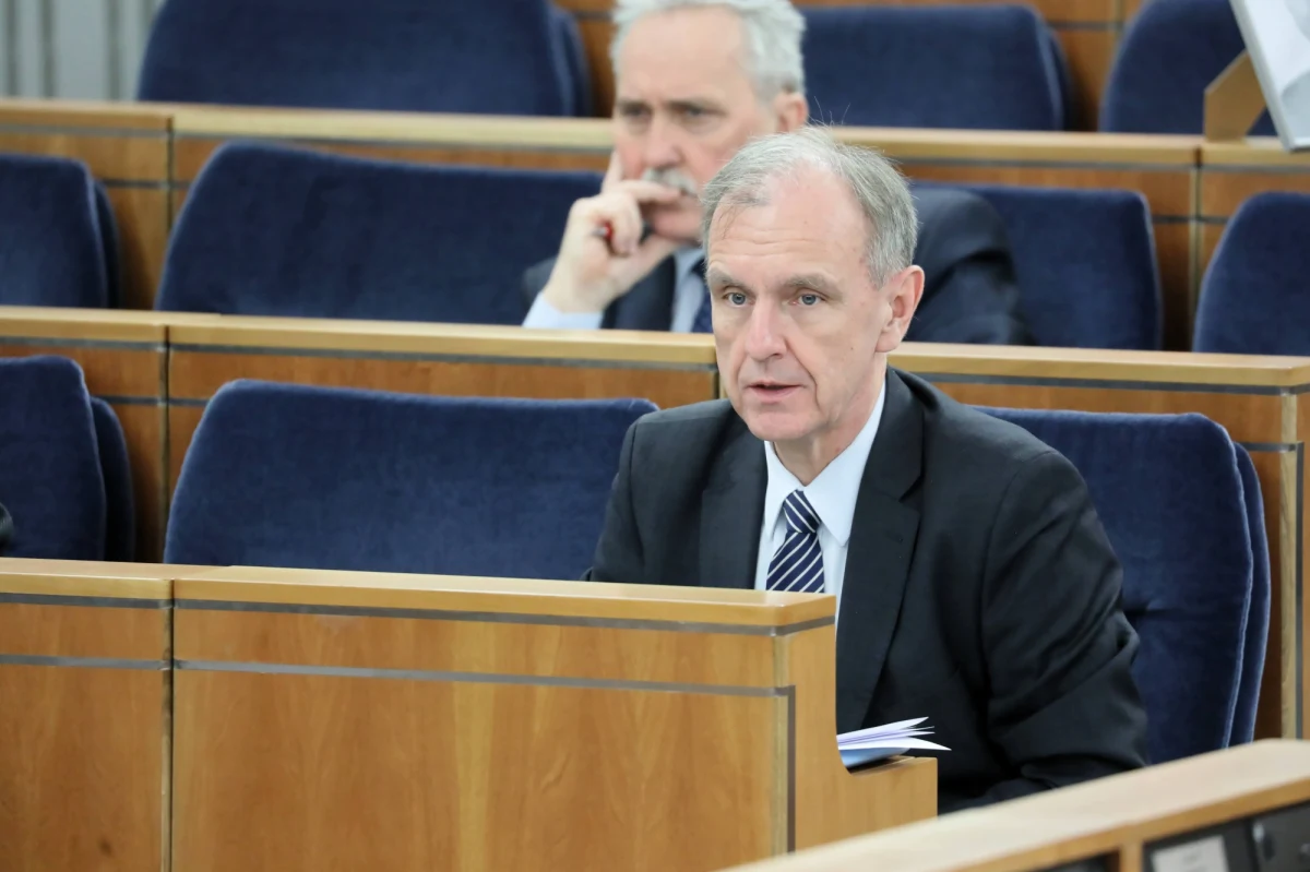 "To jest naturalne i oczywiste, że w tej sytuacji marszałkiem powinien być przedstawiciel tej części Senatu, która ma większość. Akurat tak się składa, że dzięki woli wyborców tym razem demokratyczna opozycja ma większość" – powiedział w rozmowie z Polską Agencją Prasową Bogdan Klich. Został on ponownie wybrany na senatora w okręgu krakowskim.