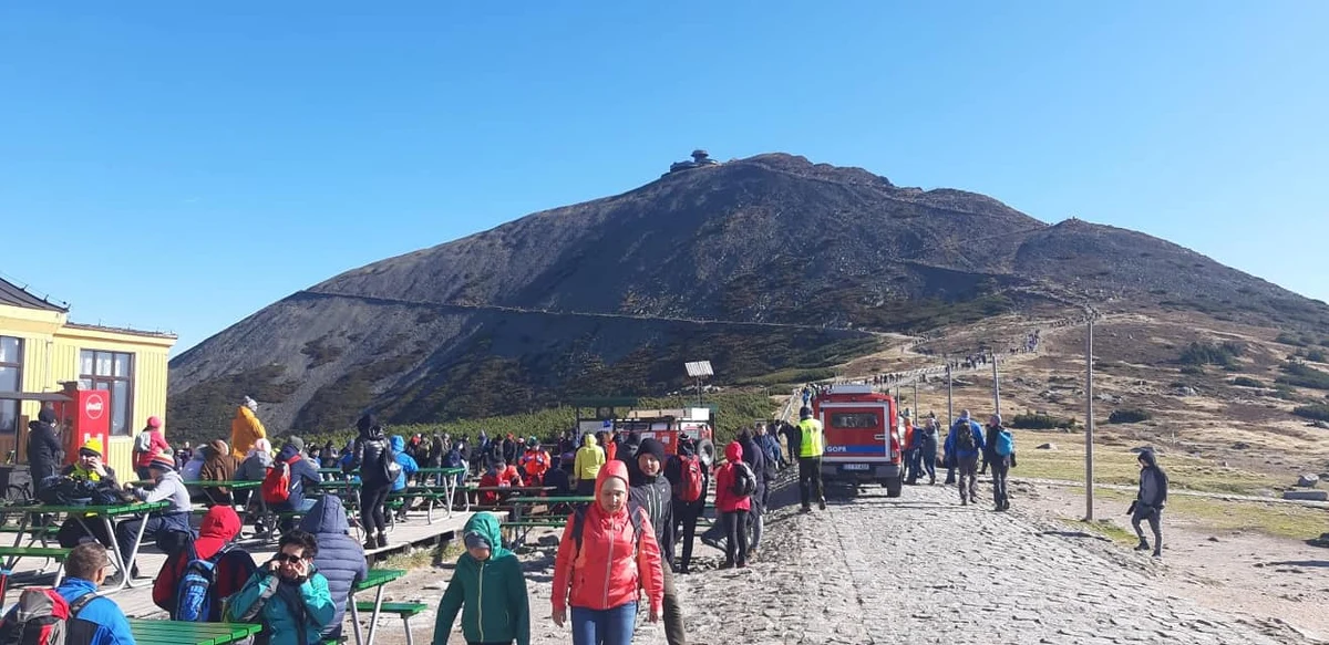 Takie informacje z górskich szlaków zawsze mnie oburzają, świadczą bowiem o pogłębiającej się znieczulicy nawet tam, gdzie jeszcze nie tak dawno ludzie byli dla siebie życzliwi i pomocni. Niestety, dzisiaj niewiele już pozostało z tamtej atmosfery, o czym świadczy wpis na facebookowym profilu Karkonoskiego Parku Narodowego.
