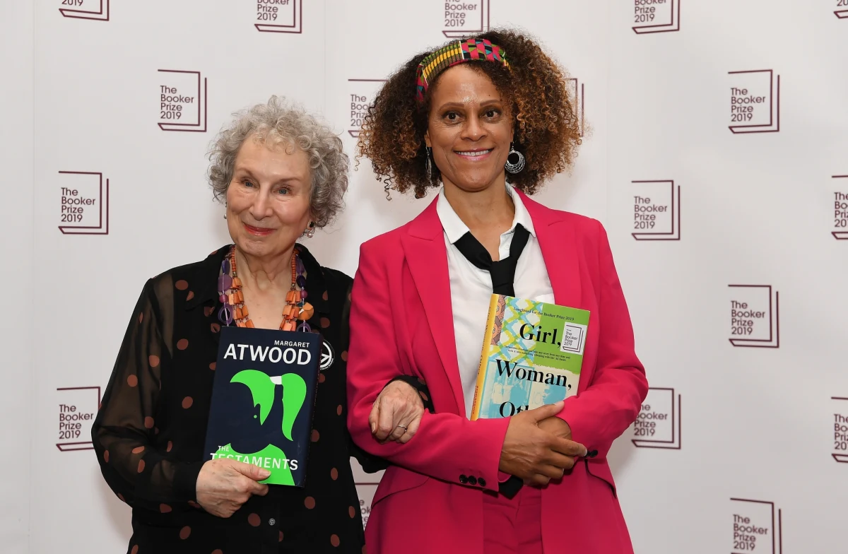 "The Testaments" kanadyjskiej pisarki Margaret Atwood oraz "Girl, Woman, Other" czarnoskórej brytyjskiej autorki Bernardine Evaristo dostały wspólnie tegoroczną nagrodę Bookera, jedną z najważniejszych nagród literackich w anglojęzycznym świecie.