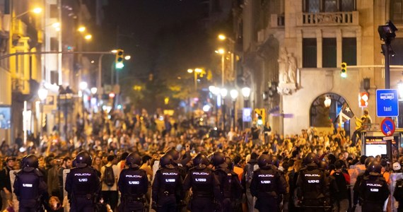 Ponad 80 osób zostało rannych w wieczornych starciach separatystów z policją w Barcelonie. Protesty mają związek z ogłoszonym w poniedziałek rano przez hiszpański Sąd Najwyższy orzeczeniem, skazującym 9 katalońskich polityków na kary więzienia od 9 do 13 lat.