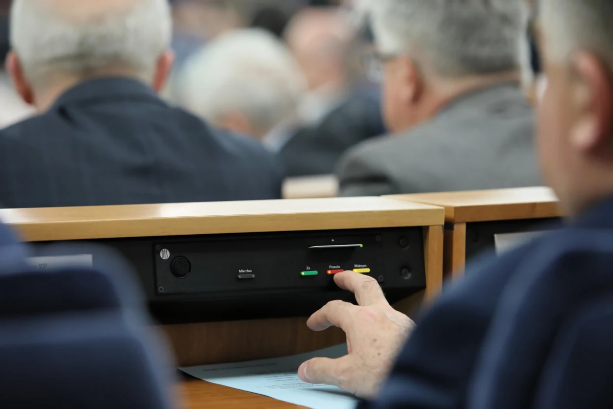 Wybory parlamentarne wygrało Prawo i Sprawiedliwość, jednak w Senacie nie ma większości. Poniżej lista polityków, którzy zajmą miejsca w wyższej izbie parlamentu.