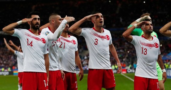 Piłkarze Turcji świętowali wyrównującą bramkę w poniedziałkowym meczu z Francją (1:1), salutując kibicom. Ten sam gest wykonali w piątek w spotkaniu z Albanią (1:0), mimo że UEFA zabrania wszelkich manifestacji politycznych na stadionach.