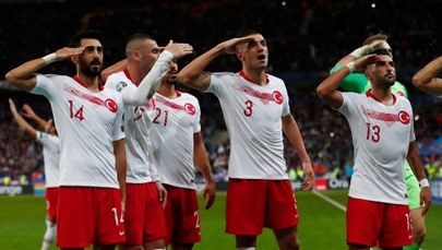 Tureccy piłkarze salutowali po strzeleniu gola w poparciu dla armii