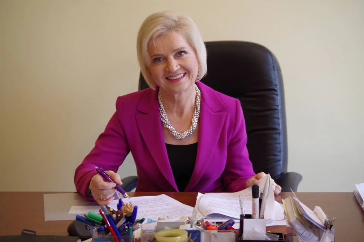 „Jestem senatorem niezależnym. Będę rozmawiała ze wszystkimi” - mówi RMF FM senator Lidia Staroń. Po niedzielnych wyborach parlamentarnych większość Sejmu zdobyło PiS, jednak Senat jest mocno podzielony. Opozycja będzie mieć w nowym Senacie 51 mandatów, Prawo i Sprawiedliwość 48. Ostatni fotel senatora zajmie właśnie Lidia Staroń, która startowała z własnego komitetu.