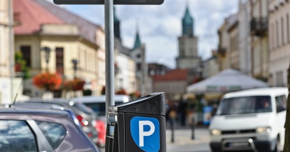 Sypią się mandaty za postój w strefie płatnego parkowania w Krakowie. Chodzi o tych kierowców, którzy płacą przez aplikacje mobilne. Mimo, że dokonują opłat i tak dostają mandaty. 
