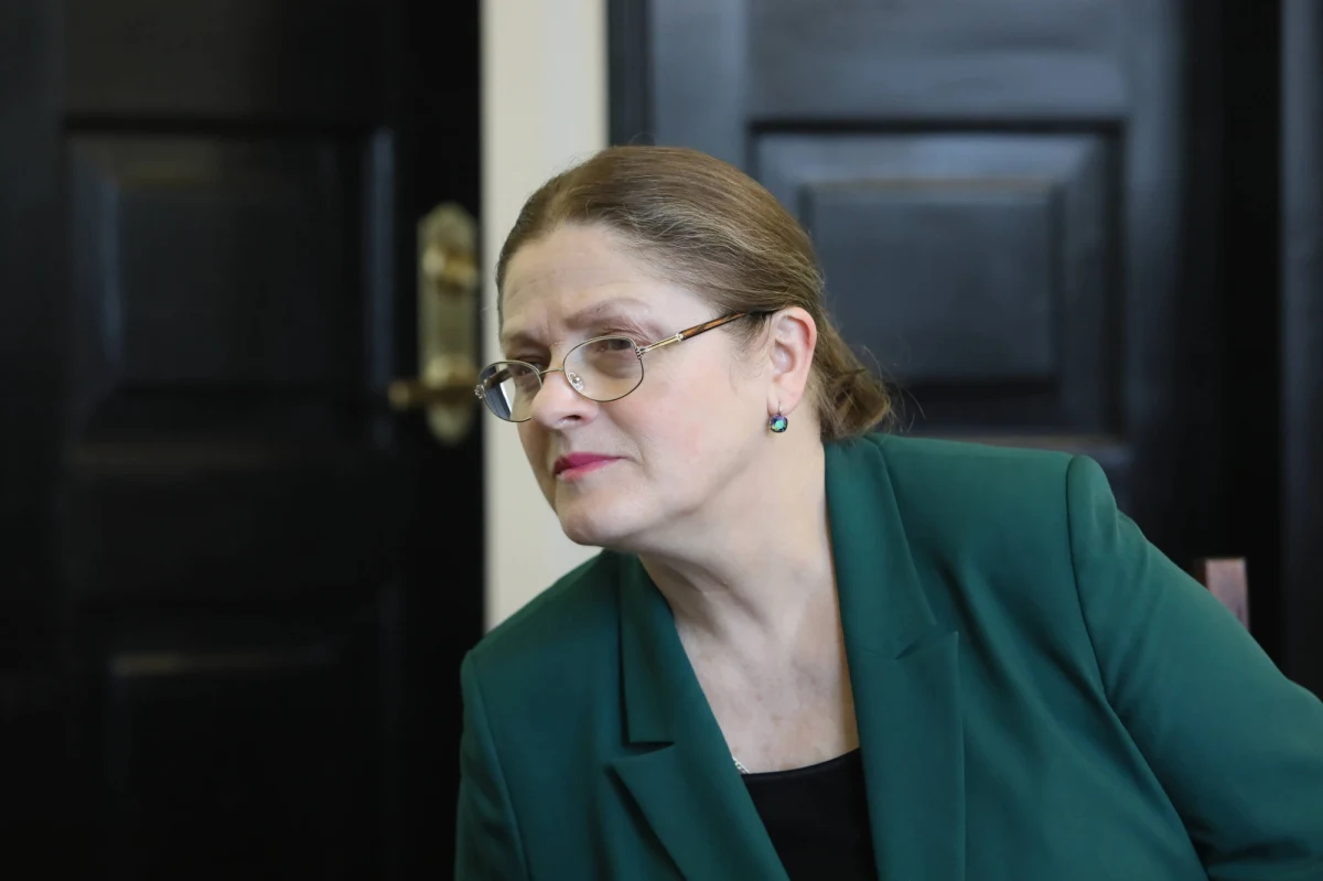 "Jeszcze dam wam popić i popalić" - tymi słowami Krystyna Pawłowicz żegnała się z dziennikarzami. Posłanka Prawa i Sprawiedliwości nie startowała w ostatnich wyborach do Sejmu i żegna się z gmachem przy Wiejskiej. 