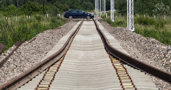 Osobowy volkswagen wjechał na przejeździe kolejowym w Brzegu w pociąg pasażerski. Do wypadku doszło we wtorek po godzinie 16 na trasie kolejowej z Wrocławia do Opola. Rannych zostało pięć osób. 