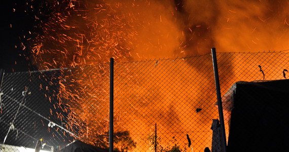 Pożar wybuchł w nocy z poniedziałku na wtorek w przeludnionym obozie dla imigrantów na greckiej wyspie Samos. Spłonęło kilka namiotów i kontenerów, kilkaset osób zostało bez dachu nad głową. Na wyspę skierowano dodatkowe siły policyjne.