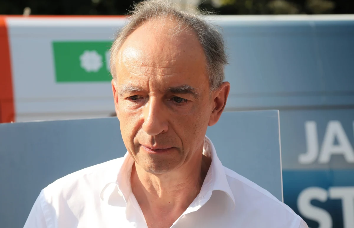 "Myślę, że będą próby, mówiąc językiem kolokwialnie prostym, przekupstwa politycznego, dlatego że pan prezes doskonale zdaje sobie sprawę, że lepiej mieć komfortową sytuację oferując na przykład jakiemuś senatorowi tekę ministerialną" - mówił w "Polsat News" Władysław Teofil Bartoszewski, który z ramienia Polskiego Stronnictwa Ludowego uzyskał mandat poselski. "Pewnie jakieś próby będą, zawsze jest taka pokusa w polityce, natomiast ja mogę tylko powiedzieć, to tych trzech senatorów PSL-u tego nie zrobi, ja za resztę nie odpowiadam" - dodał.