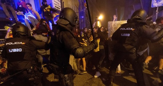Kilkadziesiąt tysięcy zwolenników niepodległości Katalonii starło się w nocy z wtorku na środę z oddziałami szturmowymi policji. Najpoważniejsze starcia miały miejsce w głównych miastach regionu: Barcelonie, Tarragonie, Leridzie, Sabadell i Geronie.