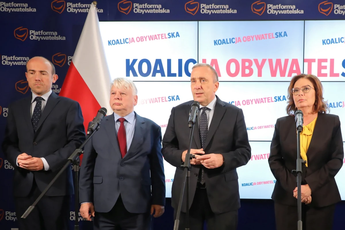 Podsumowanie kampanii wyborczej i "ogólna sytuacja polityczna" były tematem spotkania szefów regionów Platformy Obywatelskiej z szefem partii Grzegorzem Schetyną. Uczestnicy spotkania zapewniali, że nie było mowy o personaliach, w tym o nowym szefie klubu i kandydacie na marszałka Senatu.
