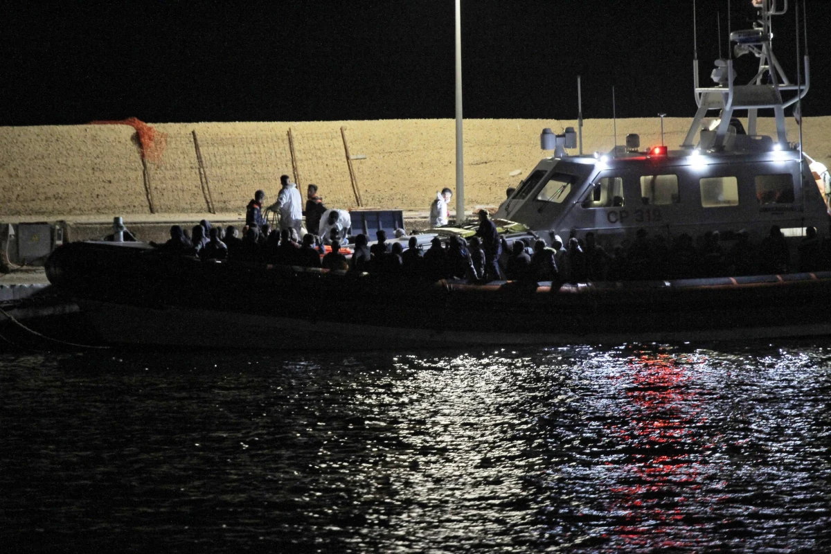 Wrak łodzi z ciałami co najmniej 12 migrantów zlokalizowały na dnie morza roboty wykorzystywane przez nurków z włoskiej Straży Przybrzeżnej.