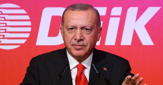 ​Turcja nigdy nie ogłosi zawieszenia broni w północno-wschodniej Syrii - powiedział we wtorek wieczorem prezydent Turcji Recep Tayyip Erdogan, w rozmowie z dziennikarzami podczas powrotu do kraju z wizyty w Azerbejdżanie.