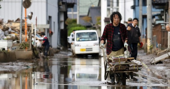 Do 74 wzrosła liczba ofiar śmiertelnych potężnego tajfunu Hagibis, który w weekend przeszedł nad Japonią - poinformowała japońska telewizja publiczna NHK. Większość zmarła w wyniku utonięcia. Obrażenia odniosło ponad 220 osób. 12 jest uważanych za zaginionych. 