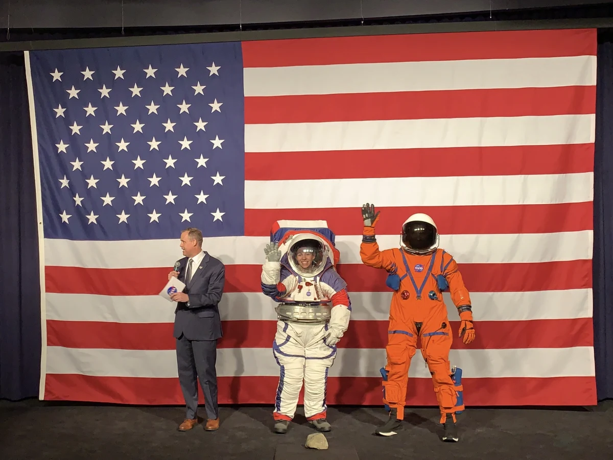 W siedzibie NASA w Waszyngtonie zaprezentowano nowe kosmiczne skafandry. Mają zostać użyte w czasie misji na Księżyc. Amerykańska Agencja Kosmiczna zapowiada, że ponownie wyśle ludzi na Księżyc do 2024.