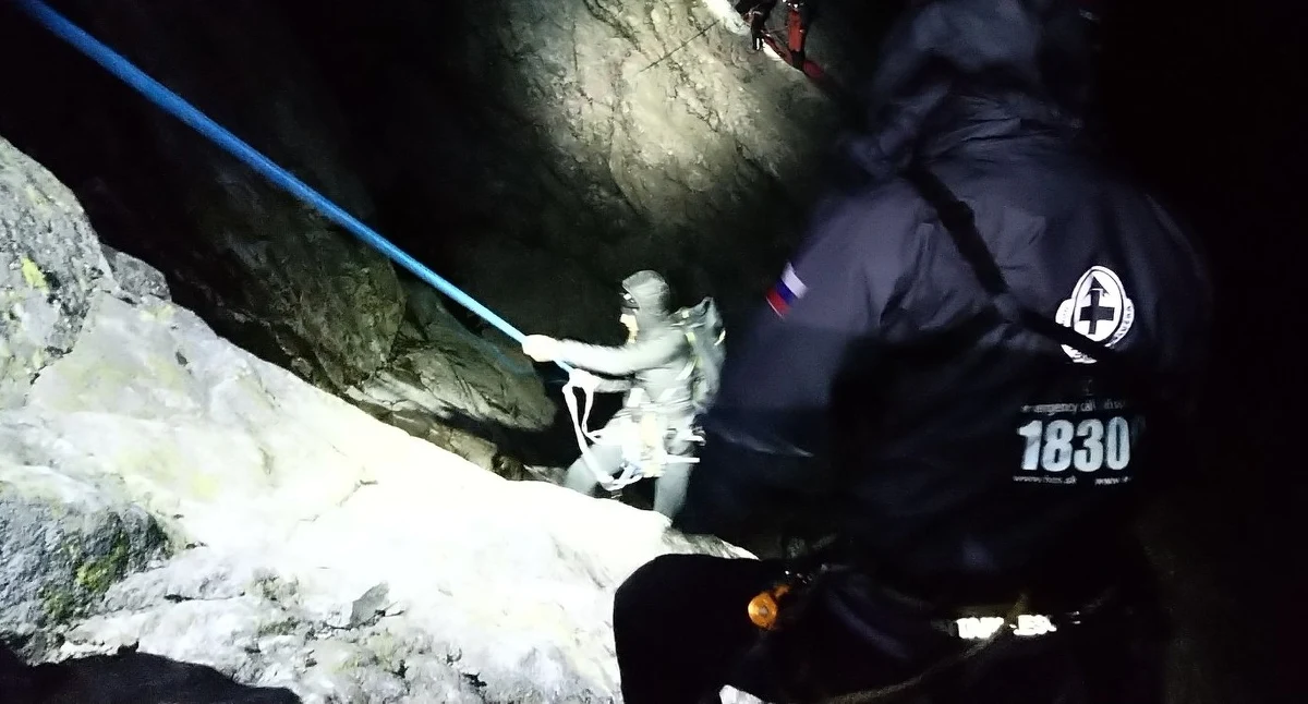​Nocna akcja Horskiej Zachrannej Służby w słowackich Tatrach. Ratownicy HZS zostali poproszeni o pomoc przez Polaków, którzy zamierzali pokonać Grań Wideł z Łomnicy na Kieżmarski Szczyt.