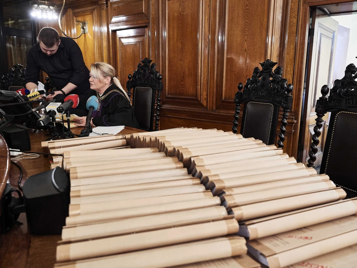 15 lat więzienia dla Marcina P., 12 lat i 6 miesięcy dla Katarzyny P. to kara łączna za szereg zarzutów, jakie usłyszeli twórcy Amber Gold. Zarzuty były związane między innymi z wprowadzeniem klientów w błąd, oszustwem i prowadzeniem działalności parabankowej bez zezwolenia.