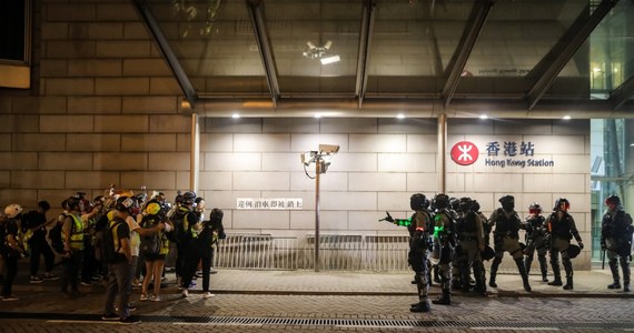 "Chińskie MSZ stanowczo potępiło w środę przyjęcie przez Izbę Reprezentantów USA ustawy mającej na celu ochronę swobód obywatelskich w Hongkongu. Stany Zjednoczone nie powinny ingerować w wewnętrzne sprawy Chin" – oświadczył rzecznik resortu Geng Shuang.