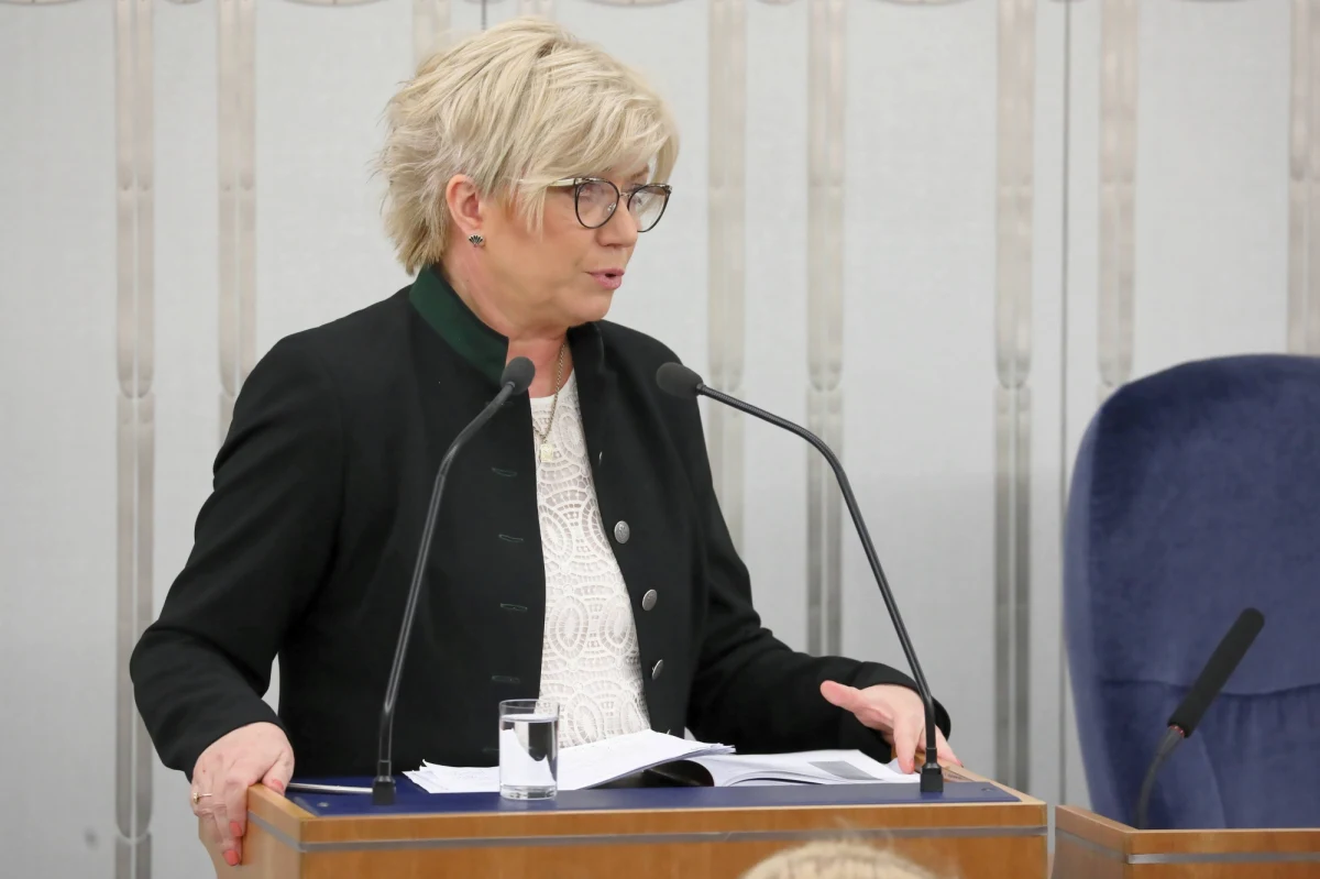 Wojna między sędziami z nadania PiS w Trybunale Konstytucyjnym. Sędzia Jarosław Wyrembak oficjalnie zażądał dymisji szefowej TK Julii Przyłębskiej. Portal Onet donosi, że jest w posiadaniu dokumentów, które Wyrembak skierował do szefowej TK.  