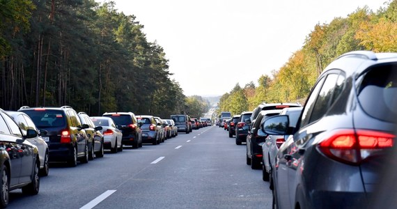Sejm znowelizował Prawo o ruchu drogowym, wprowadzając do przepisów tzw. "korytarz życia" i jazdę "na suwak". Nowe przepisy mają wejść w życie po 21 dniach od ogłoszenia.