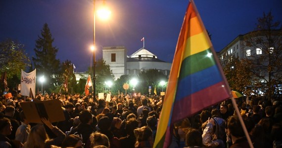 Sejm skierował do dalszych prac w komisji obywatelski projekt nowelizacji Kodeksu karnego przygotowany przez inicjatywę "Stop pedofilii", który zakłada m.in. wprowadzenie kary pozbawienia wolności za publiczne propagowanie lub pochwalanie obcowania płciowego dzieci.