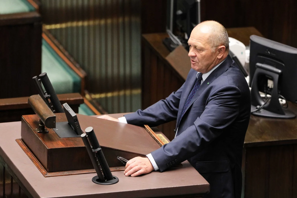 PSL jest niechętne kandydaturze Bogdana Borusewicza jako ewentualnego marszałka Senatu całej opozycji - powiedział PAP Marek Sawicki (PSL). Według niego ludowcy mają swojego kandydata na marszałka Senatu, ale nie chciał ujawnić nazwiska.