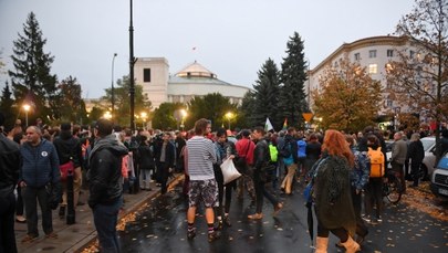 "Jesień Średniowiecza": Protest przed Sejmem przeciwko zakazowi edukacji seksualnej