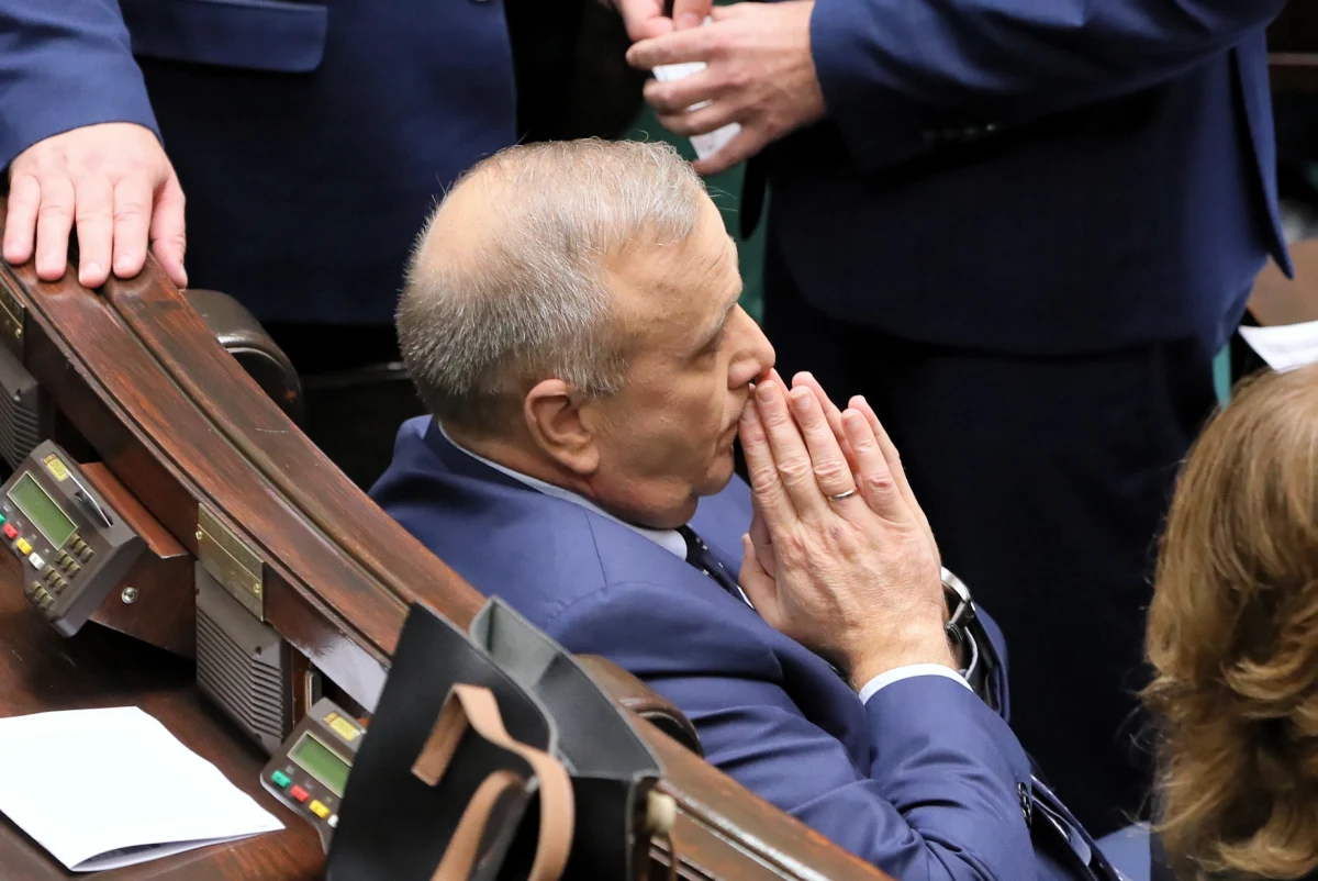 Platforma ucieka do przodu i jeszcze przed wyborami swojego przewodniczącego chce wskazać kandydata w majowych wyborach prezydenckich. Już dziś Grzegorz Schetyna ma na ten temat rozmawiać z Donaldem Tuskiem, który według dzisiejszego sondażu "DGP" i RMF FM jest najlepszym kontrkandydatem dla urzędującego prezydenta. Sęk jednak w tym, że dziś jedynym istotnym.