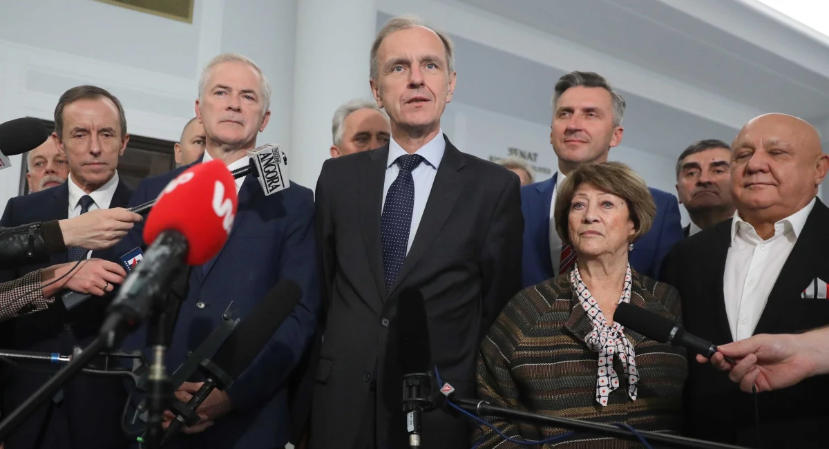 Senatorowie Platformy Obywatelskiej wystosowali apel do Prawa i Sprawiedliwości, by nie organizowali Senatu w starym składzie. Zdaniem Bogdana Klicha z PO, to jest niezgodne z dotychczasową praktyką i zły precedens, który nie powinien był się zdarzyć zarówno w Senacie, jak i w Sejmie. 