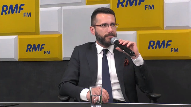 - Od zawsze telewizja publiczna była w jakiś sposób z polityką związana - mówił w popołudniowej rozmowie w RMF FM Radosław Fogiel pytany o zdjęcie Jacka Kurskiego w siedzibie Prawa i Sprawiedliwości - kilka lat temu mieliśmy wszystkie wiodące sytuacje, których lufy były skierowane w naszą stronę. W tym momencie mamy powrót do pewnego pluralizmu - dodawał polityk.