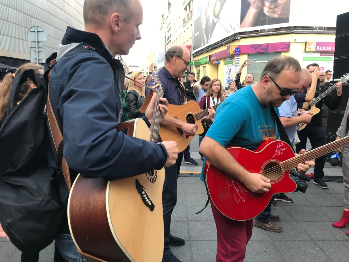 Niecodzienne wydarzenie muzyczne w centrum Katowic. Zebrała się tam grupa gitarzystów, żeby zagrać słynny utwór Erica Claptona zatytułowany "Layla". Data tego gitarowego spotkania nie była przypadkiem.