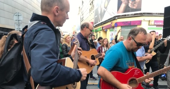 Niecodzienne wydarzenie muzyczne w centrum Katowic. Zebrała się tam grupa gitarzystów, żeby zagrać słynny utwór Erica Claptona zatytułowany "Layla". Data tego gitarowego spotkania nie była przypadkiem.