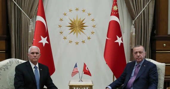 Wiceprezydent USA Mike Pence ogłosił po rozmowach z prezydentem Turcji Recepem Tayyipem Erdoganem, że Ankara zgodziła się na zawieszenie broni w Syrii, a sankcje USA zostaną zniesione. Strona turecka twierdzi, że otrzymała to, co chciała - bezpieczną strefę przygraniczną.