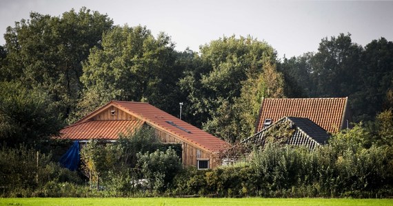 ​Holenderski sąd przedłużył o dwa tygodnie areszt mężczyźnie, który przez 9 lat przetrzymywał w zamknięciu na farmie w Holandii siedem osób. Jak podaje holenderska prasa, zatrzymany to 58-letni Austriak Josef B., prawdopodobnie były członek sekty Moona.