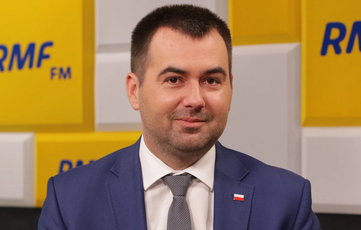 „To, co się medialnie pokazuje, te informacje - my ich nie znamy. Ja nie widziałem tych dokumentów, ale jest pewne zaniepokojenie co do całej sytuacji” – tak sytuację prezesa NIK Mariana Banasia komentował w Porannej rozmowie w RMF FM rzecznik prezydenta Błażej Spychalski. „Nie wątpię w uczciwość Mariana Banasia, ma olbrzymie zasługi dla państwa polskiego” – dodał. Dodał jednak, że prezydent Andrzej Duda jest zaniepokojony sprawą.