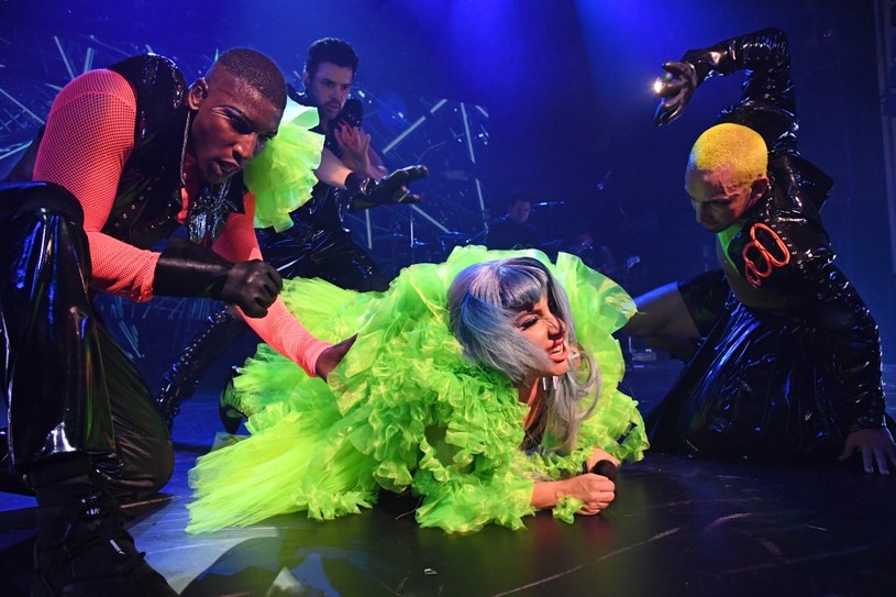 Lady Gaga podczas swojego występu w Las Vegas była o krok od poważniejszego wypadku. Wokalistka w trakcie koncertu spadła ze sceny pomiędzy fanów. 