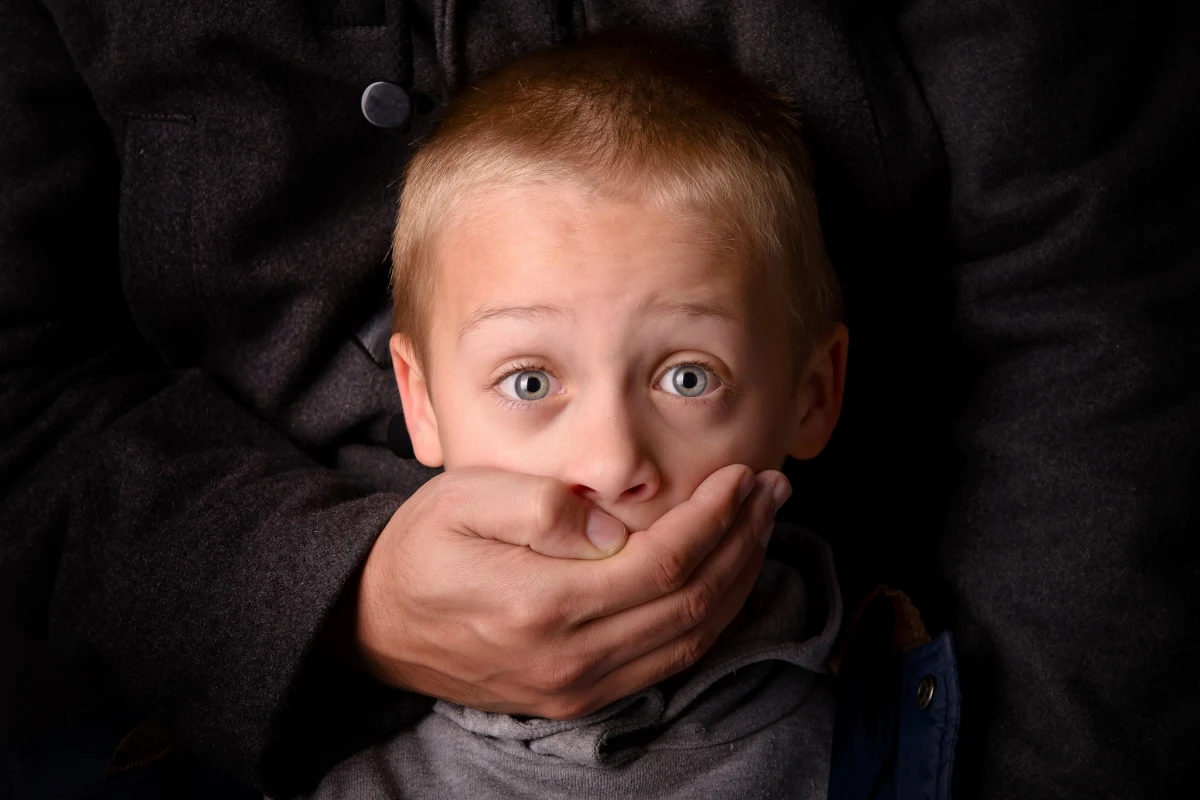 Kilkuset adwokatów i sędziów z sześciu europejskich krajów bierze udział w trwającym w Krakowie II Kongresie Prawa Rodzinnego. Główny temat to porwania rodzicielskie. Chodzi o zdarzenia, gdy jeden z rodziców - bez wiedzy i zgody drugiego - wywozi ich dziecko. W ubiegłym roku w Polsce doszło do 350 takich sytuacji. Dla porównania - w roku 2013 takich zdarzeń było około 50. Najczęściej porywane są dzieci do 6-8 roku życia.