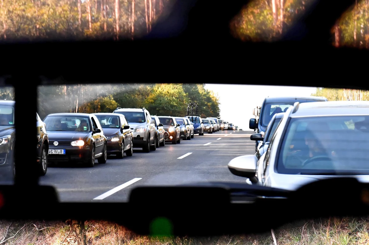 Senat bez poprawek przyjął nowelizację Prawa o ruchu drogowym, który wprowadza obowiązek tworzenia tzw. "korytarza życia" i jazdy "na suwak". Nowe przepisy mają wejść w życie po 21 dniach od ogłoszenia.