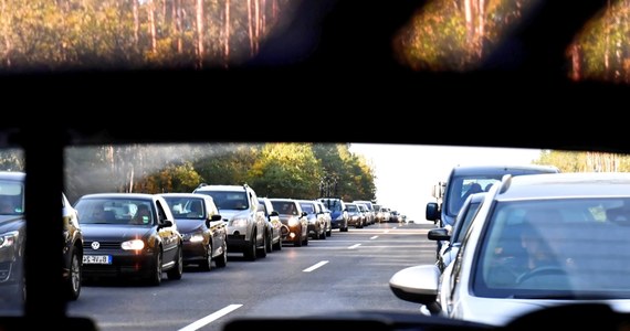 Senat bez poprawek przyjął nowelizację Prawa o ruchu drogowym, który wprowadza obowiązek tworzenia tzw. "korytarza życia" i jazdy "na suwak". Nowe przepisy mają wejść w życie po 21 dniach od ogłoszenia.