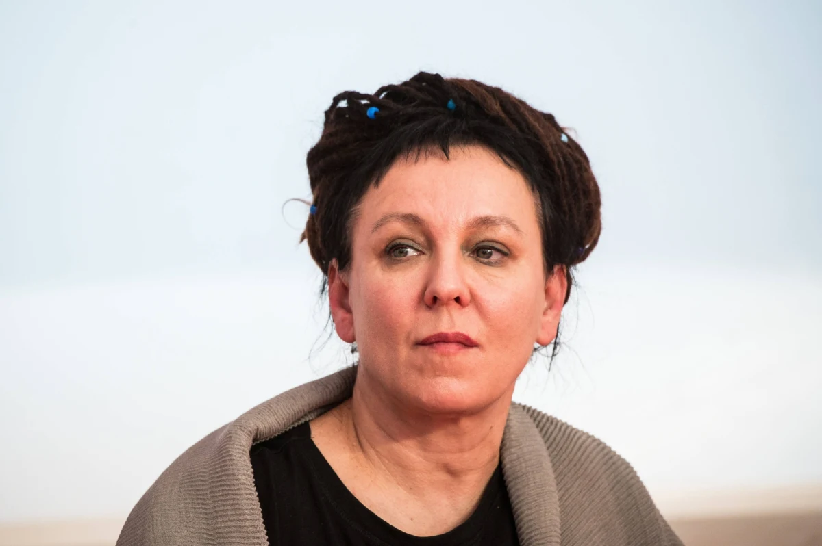 "To, co jemy, jest polityką, to, jak traktujemy zwierzęta, jest polityką. (…) Nawet śmieci to polityka" - stwierdziła w rozmowie z rzymskim dziennikiem "La Repubblica" polska pisarka, świeżo upieczona noblistka Olga Tokarczuk. Pytana o przyszłość Polski po zwycięstwie PiS w wyborach parlamentarnych m.in. zaznaczyła: "Mimo wszystko mam wielkie zaufanie do mechanizmów demokracji". Opowiedziała także o swym wyjątkowym spotkaniu z inną polską noblistką - Wisławą Szymborską.