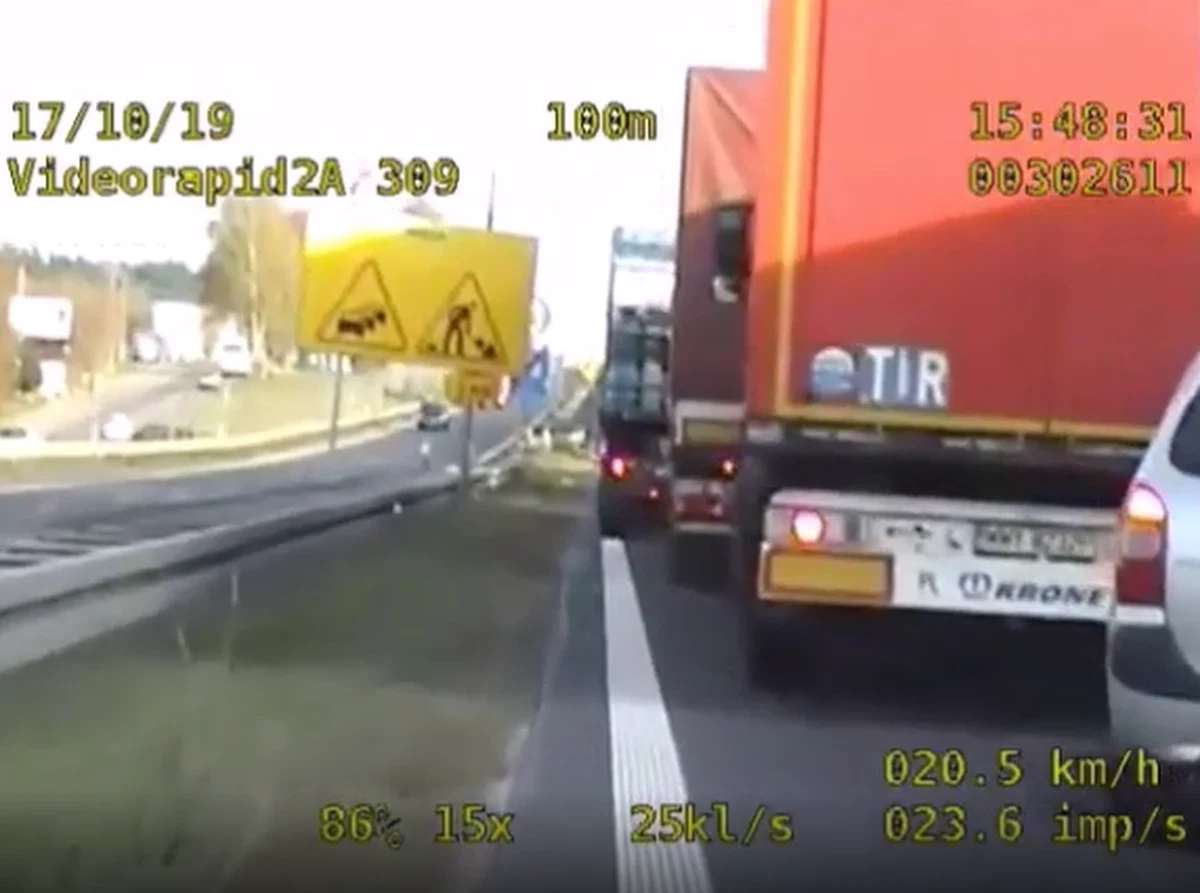 "Pomóżcie, musimy zdążyć do szpitala" - taką wiadomość dostał oficer dyżurny policji w Białymstoku. Dzwonił zrozpaczony ojciec 5-latka. Chłopiec odgryzł sobie język podczas zabawy. Mężczyzna wiózł go do szpitala, ale utknął w korku. O pomoc poprosił funkcjonariuszy.