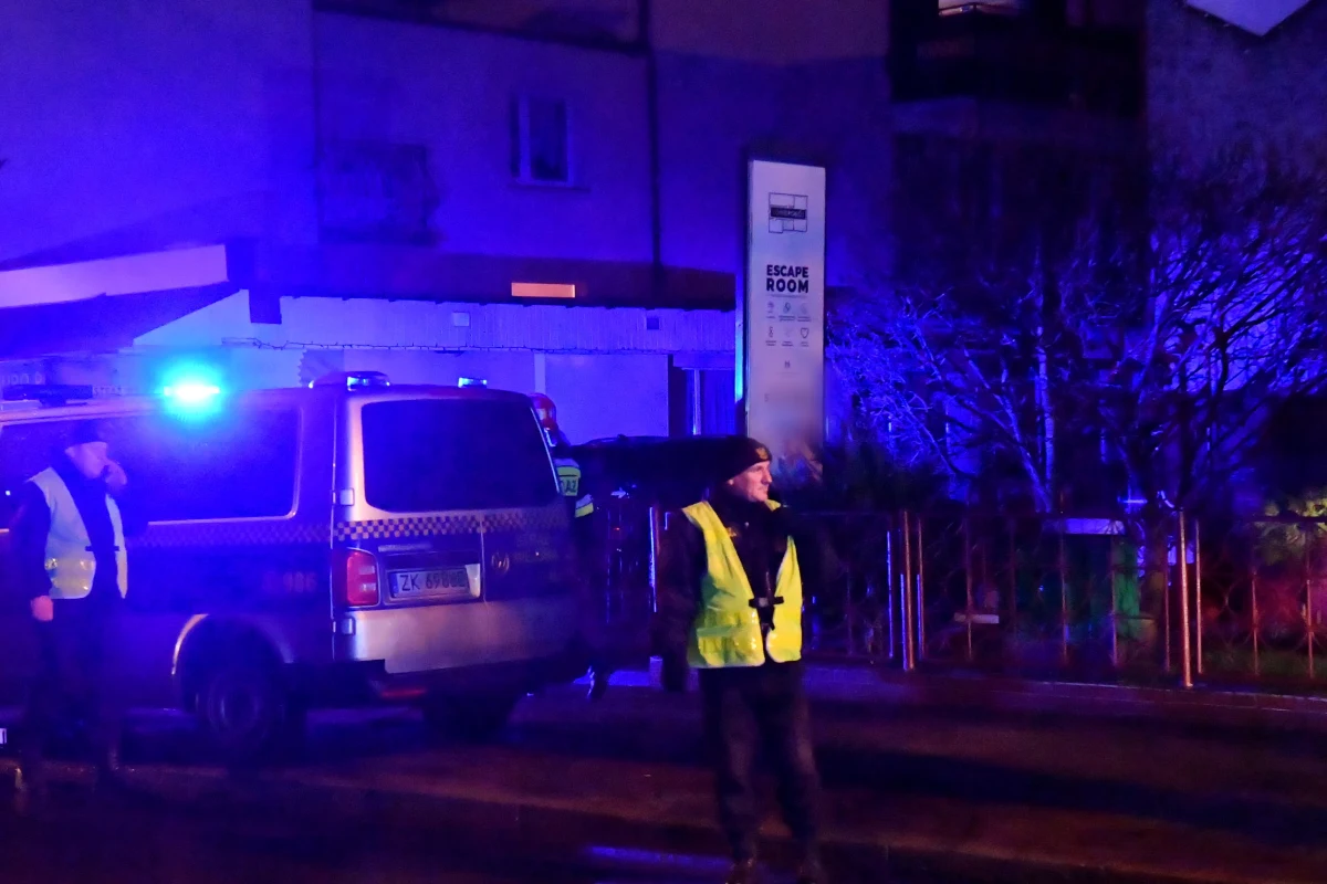 Trzy kolejne osoby dostały zarzuty w sprawie tragedii w escape roomie w Koszalinie, do której doszło na początku roku. W pożarze zginęło pięć 15-letnich dziewcząt. 