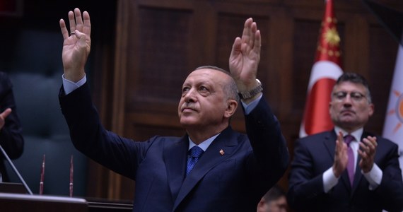 Prezydent Turcji Recep Tayyip Erdogan poinformował, że turecka ofensywa na północnym wschodzie Syrii zostanie wznowiona we wtorek wieczorem. Nastąpi to, jeśli do tego czasu siły Kurdów syryjskich nie wycofają się z tego regionu.