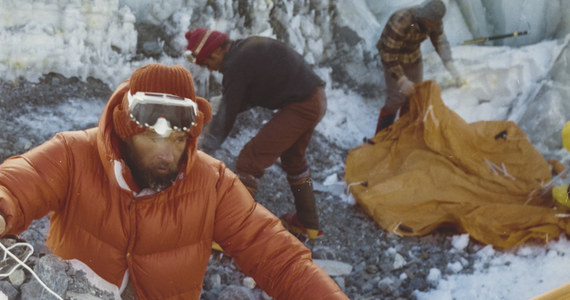 Fotografie z polskiej wyprawy na Lhotse z 1974 roku, gdy udało się przekroczyć magiczne 8000 metrów zimą w Himalajach oraz z ekspedycji z budowniczymi Polskiej Stacji Arktycznej imienia Henryka Arctowskiego będzie można zobaczyć podczas wystawy w Domu Spotkań z Historią w Warszawie. Jej uroczyste otwarcie już 24 października. Wystawa powstała m.in. dzięki zbiórce pieniędzy, która pozwoliła uratować bezcenne archiwum zdjęć 83-letniego dziś Mirosława Wiśniewskiego. Wieloletni lekarz i fotograf jako kierowca wyprawowego jelcza brał udział w ekspedycjach ze złotej ery polskiego himalaizmu. Dzięki jego fotografiom możemy zajrzeć za ich kulisy. Ekspozycję będzie można oglądać do końca stycznia. Później ma ruszyć w Polskę. "Na Warszawie nie poprzestaniemy na pewno" - zaznaczają kuratorki wystawy – Sandra Włodarczyk oraz córka Mirosława Wiśniewskiego – Maria.