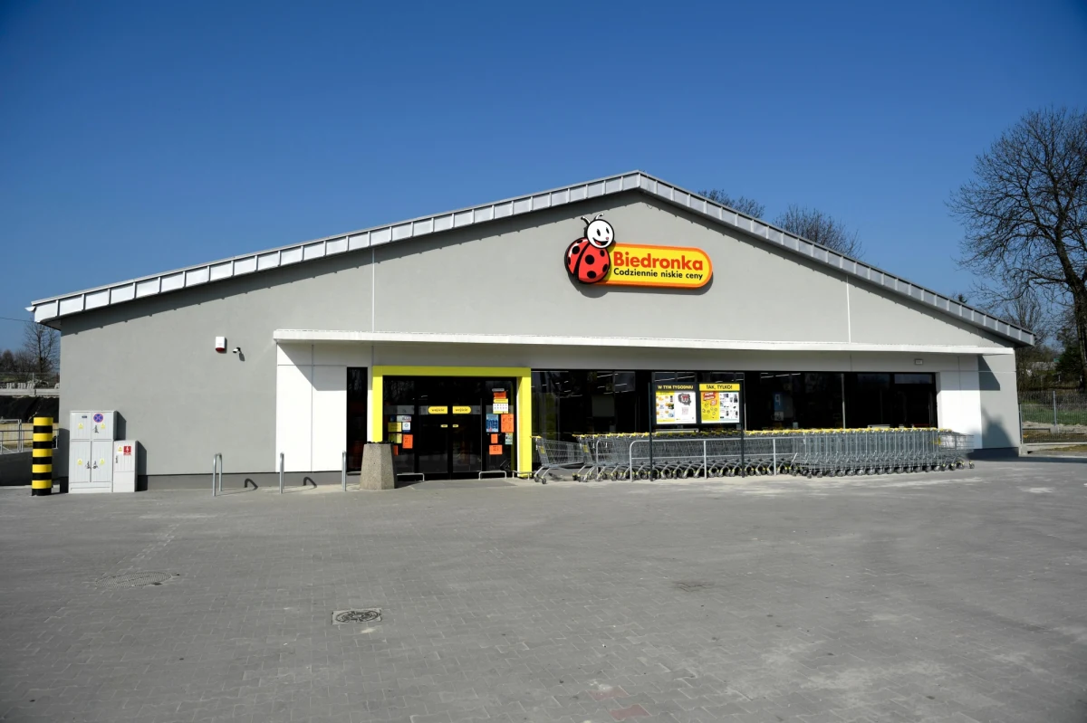 "Spółka kompleksowo analizuje pismo z Urzędu Ochrony Konkurencji i Konsumentów dotyczące nierzetelnie podawanych cen w sklepach" - poinformowało biuro prasowe Biedronki. Przyznało, że mogło się zdarzyć, że wskutek "ludzkiego błędu" brakowało ceny lub nie została ona "na czas" zmieniona.
