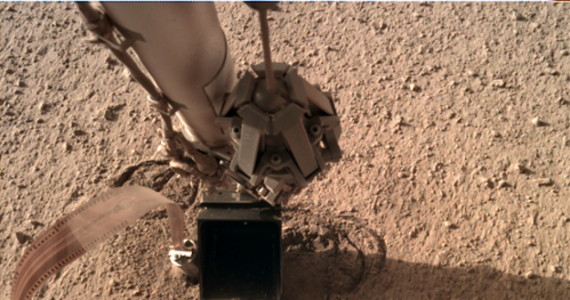 Po ponad pół roku niepewności początek października przyniósł optymistyczne informacje na temat pracy polskiego Kreta na Marsie. Najnowsza metoda wsparcia urządzenia, które jeszcze w lutym zablokowało się na głębokości około 30 centymetrów, okazała się skuteczna i pozwoliła na wznowienie pracy. Amerykańska agencja NASA i niemiecka DLR informowały o pierwszych wynikach analiz dość oszczędnie, teraz ujawniają nieco więcej szczegółów. Najważniejsze jest to, że Kret najprawdopodobniej nie utknął na kamieniu i wciąż ma szanse wykonać misję. Urządzenie wbijające wyprodukowała polska firma Astronika wraz z Centrum Badań Kosmicznych PAN.